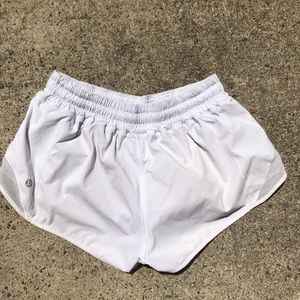 lululemon hotty hot low-rise short 2.5”